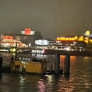 Blick zurück auf die Musical-Theater bei Nacht