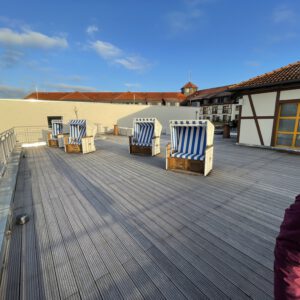 Dachterrasse des Haupthauses mit Blick auf Hallenbad und Außenpool