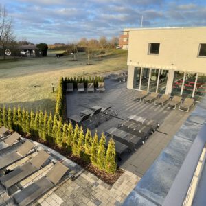 Außenbereich des Hallenbads mit Liegeflächen