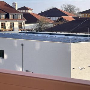 Dachfläche des Hallenbads mit Photovoltaikanlage