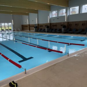 Großes Hallenbad mit 25-Meter-Becken