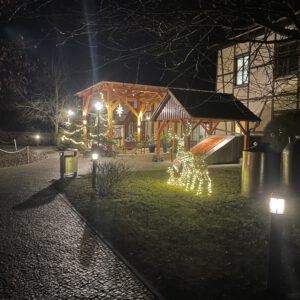 Eingangsbereich des Clubs bei Abend bzw