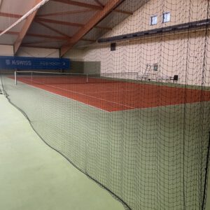 Professionelle Tennishalle mit K-Swiss Branding