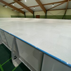 Funkelnde Indoor-Eishalle bereit für pure Action