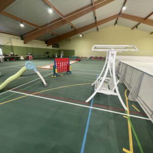 Bunte Kinder-Spielhalle voller Action und Spaß