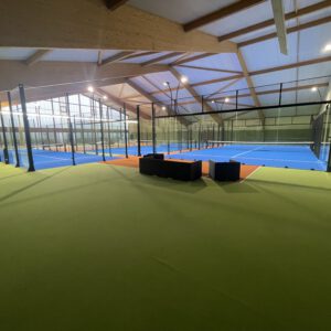 „Lichtdurchflutete Padelhalle mit modernem Design“