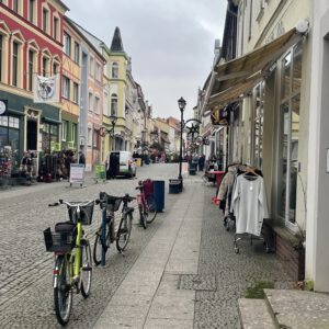 Bunte Altstadtstraße im charmanten deutschen Flair