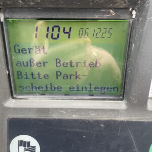 „Außer Betrieb: Parkautomat zeigt klare Meldung“