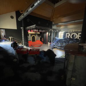 „Moderne Musicalbühne mit Tribüne und Lichttechnik“