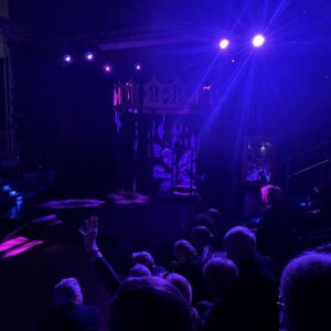 „Magische Bühnenmomente im violetten Lichtermeer“