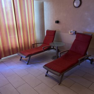 Gemütlicher Sauna Ruheraum mit Liegen
