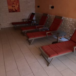 Ruhiger Wellness Ruheraum mit Liegen