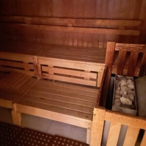 Klassische Holzsauna mit Ofen