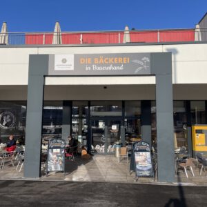 Moderne Bäckerei mit Caféterrasse