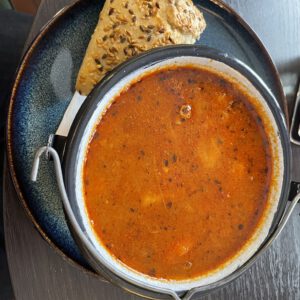 Rustikale Gulaschsuppe im Metalltopf