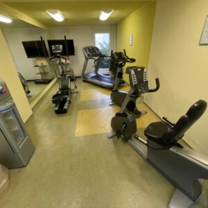 Kleiner Hotel Fitnessraum mit Geräten