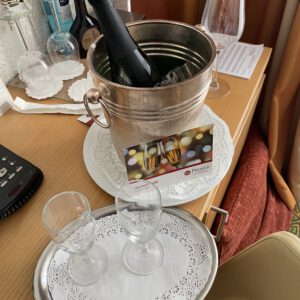 Festliche Sektüberraschung im Zimmer