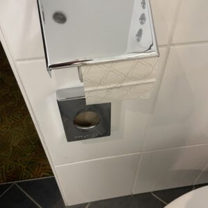 Leere Toilettenpapierrolle im Hotelbad