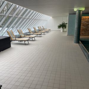 Heller Ruhebereich am Hallenbad
