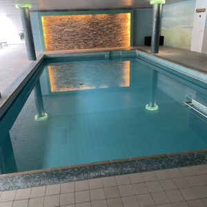 Moderner Hallenbadbereich mit Säulen